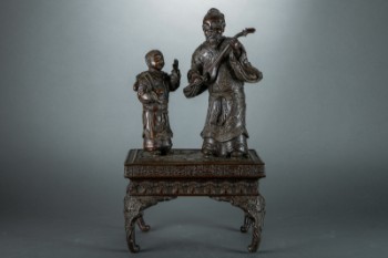 Kinesisk figur af patineret bronze
