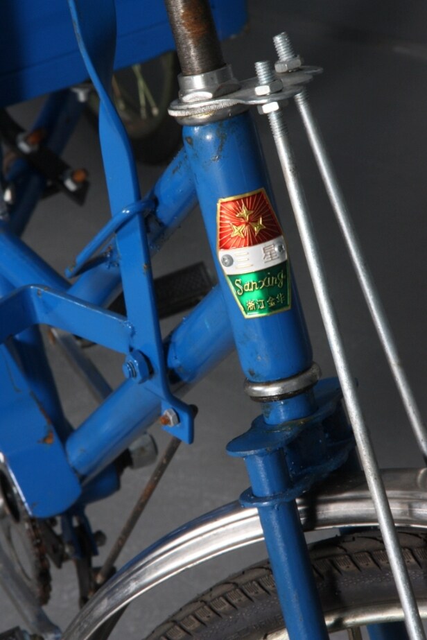 Budcykel med lad.