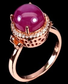 Ring i pink guldbelagt rhodineret sterlingsølv m/ cabochon sleben rubin & hvide zirkoner.