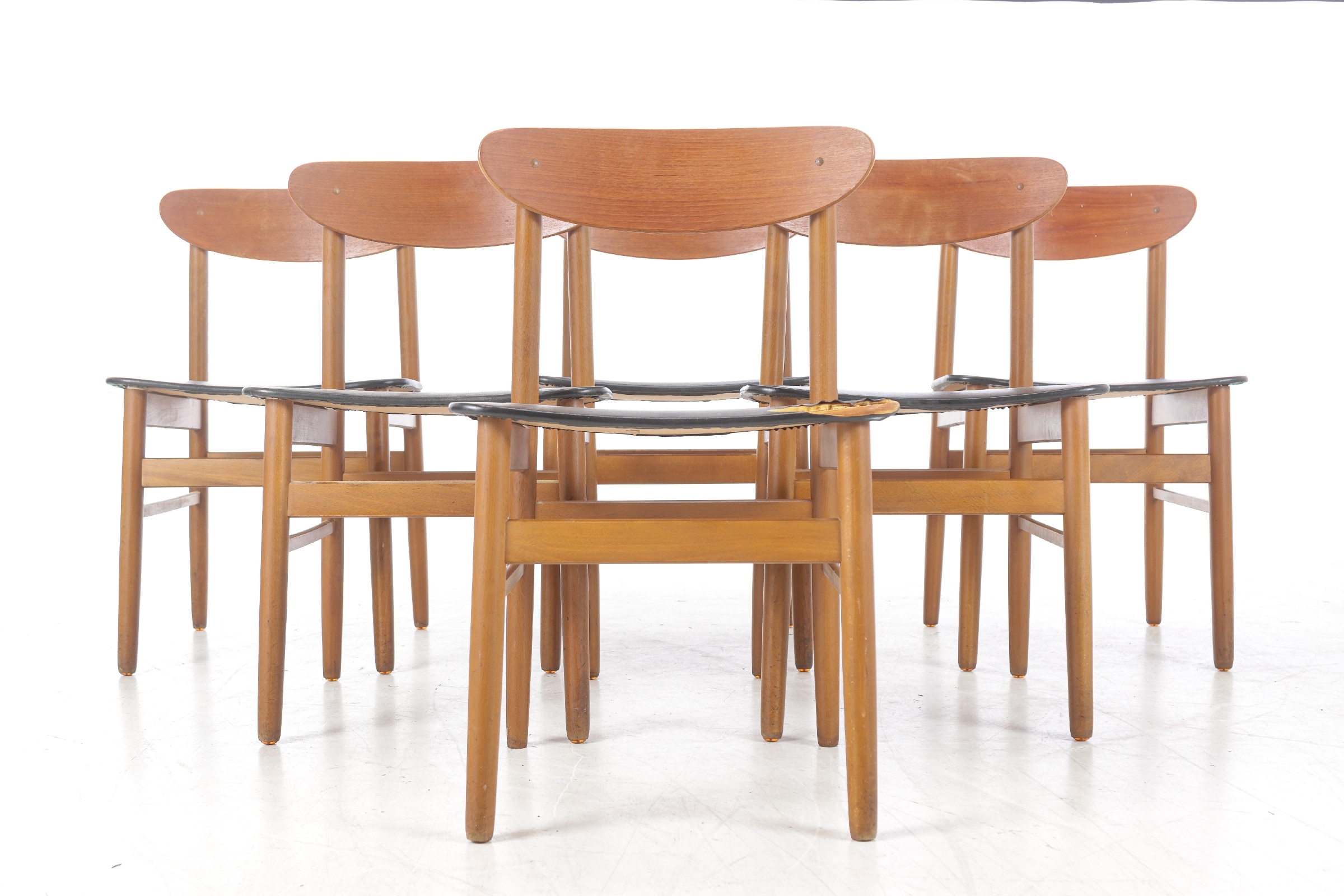 Danish furniture manufacturer. Six dining chairs made of teak and beech wood. (6)