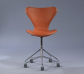 Arne Jacobsen. Kontorstol, 'Syveren', anilinlæder, model 3117