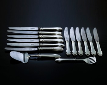 Grann & Laglye. Christiansborg sæt frokost- og middagsknive samt serveringsdele med skafter af hammerslået sølv (14)