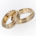 Scrouples. Et par rustikke forlovelses-/ vielsesringe af delvis satineret 14 kt. guld, ca. 20,3 g. (2)