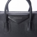 Givenchy: Small 'Antigona' taske af sort grained læder.