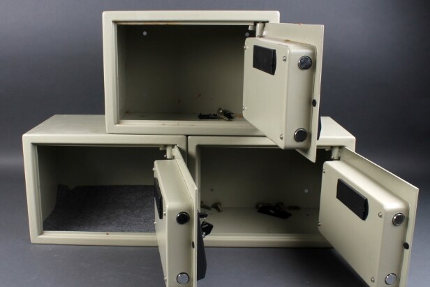 Rockfort Electronic Safe. Tre små pengeskabe / værdiskabe, model S-25E (3) Denne vare er sat til omsalg under nyt varenummer 4340706