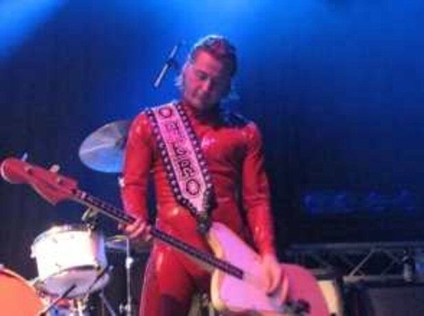 DAD-bassist Stig Pedersens latex-heldragt