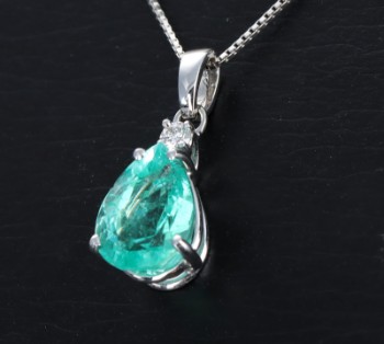 Dråbeformet smaragd- og diamantvedhæng af 18 kt. hvidguld, i alt ca. 1.61 ct