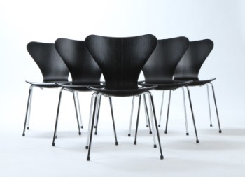 Arne Jacobsen. Sæt på seks stole syveren , model 3107, sortlaseret. (6)
