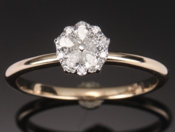 Diamonds By Frisenholm. Brillantring af 9 kt. guld prydet med diamanter.