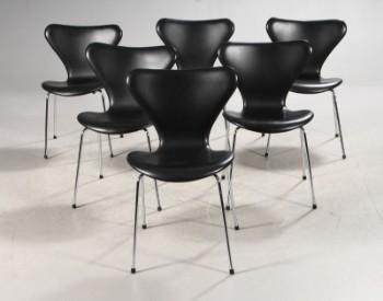 Arne Jacobsen. ‘Series 7’ dining chairs, black leather (6)