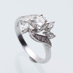 Ring in 18 kt white gold set with a brilliant cut diamond of 0.63 ct (lab grown) surrounded by multiple diamonds - for evaluation