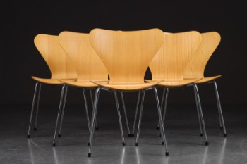 Arne Jacobsen. Fem stole model 3107, asketræ (5)