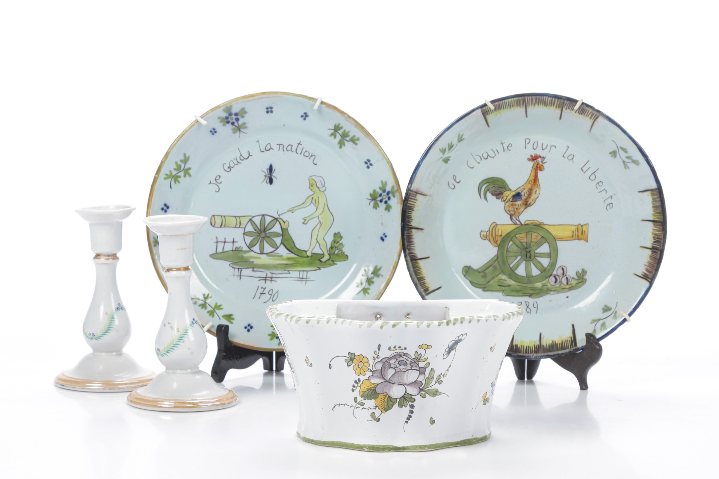 Five pieces of faience/porcelain (5)