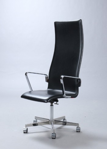 Arne Jacobsen. Højrygget oxford kontorstol, sort læder, red label