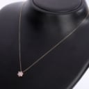 Lille blomstervedhæng i rødguld med pink safirer og diamant, i kæde af 18 kt. guld (2)