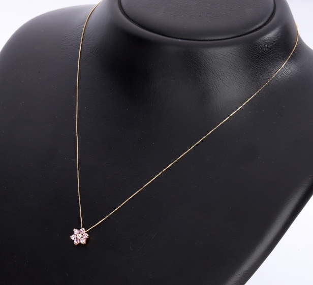 Lille blomstervedhæng i rødguld med pink safirer og diamant, i kæde af 18 kt. guld (2)