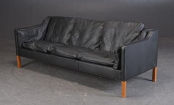 Børge Mogensen. Tre-pers. sofa, betrukket med sort læder, model 2213