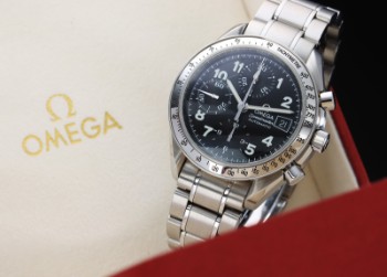 Omega Speedmaster Date. Herrechronograf i stål med sort skive - boks + cert. 2003