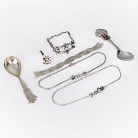 Pandora, Grann & Laglye and others A collection of silver and sterling silver jewelery and cutlery (7)