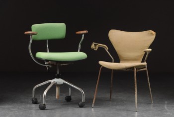 To kontorstole, Arne Jacobsen og Kevi . (2)