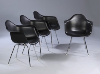 Charles Eames. Sæt på fire armstole, model DAX, sort. (4)