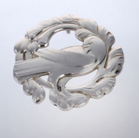 Georg Jensen. Stort vedhæng af sterlingsølv prydet med fugl, 1930-45