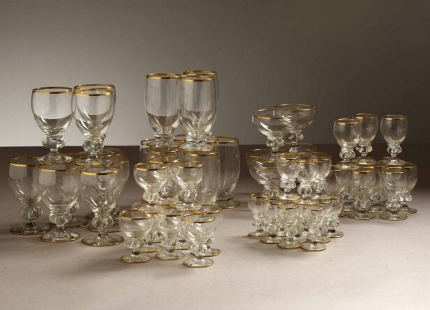 Holmegaard: Gisselfeld med guldkant, glasbesætning. (57) 