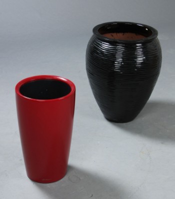 Lechuza selvvandings krukke af rød plast samt blomsterkrukke af sortglaseret keramik. (2)