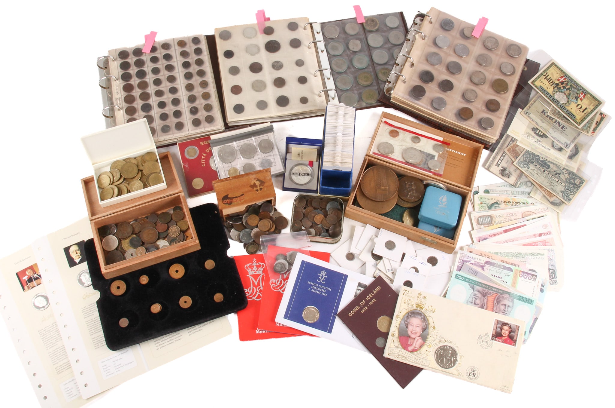 Denmark and abroad. Box with various coin sets, 3 albums, banknotes and some silver.