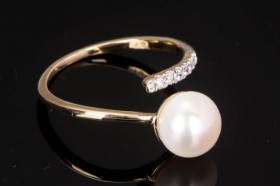 Ring of 9 kt. gold with freshwater pearl and diamonds, size 52