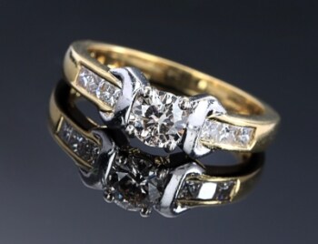 Brillantring af 18 kt. gulguld og hvidguld , i alt ca. 0.77 ct
