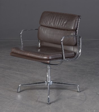 Charles Eames. Soft Pad armstol, model EA-207, mørkebrunt læder