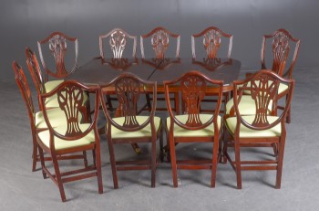 Spisebord samt tolv stole af mahogni i Hepplewhite-stil (13+2)