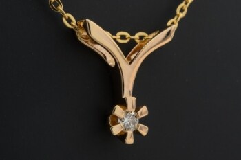 Solitaire brillantvedhæng, ca. 0.05 ct. 8 kt. guld, dertil en kæde af forgyldt sterling sølv
