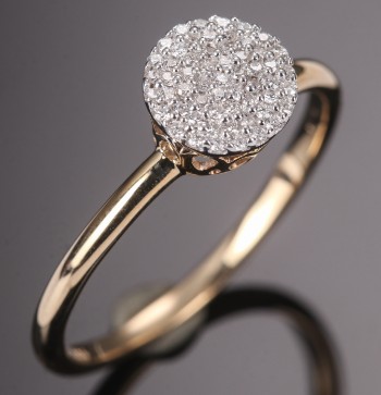 Diamonds by Frisenholm. Diamantring af 9 kt. guld.