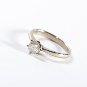 Solitaire ring af 14 kt hvidguld m/ brillantsleben diamant på ca. 0.69 ct.