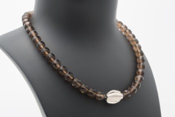 Connectionlås af sterling sølv, dertil en kæde med perler af røgkvarts