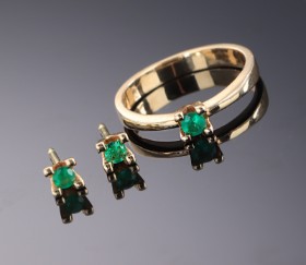 Scruples. Emerald solitaire ring and earrings of 14 kt. gold (3)