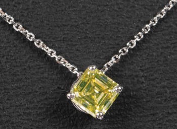 Solitare diamantvedhæng af 14 kt hvidguld med halskæde, Fancy Intens Yellow, 0.60 ct.
