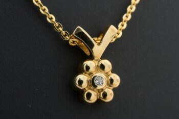 Vedhæng med blomst og cubic zirkonia, af 8 kt. guld, dertil en kæde af forgyldt sterling sølv