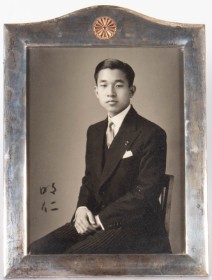 Officielt håndsigneret foto af senere japansk kejser Akihito i ramme af sterling sølv med månesegl af guld.