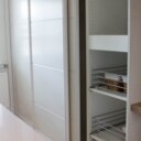 Skydedørsgarderobe med 3 hvide fyldningsdøre med hvide skinner Denne vare er sat til omsalg under nyt varenummer 3481557