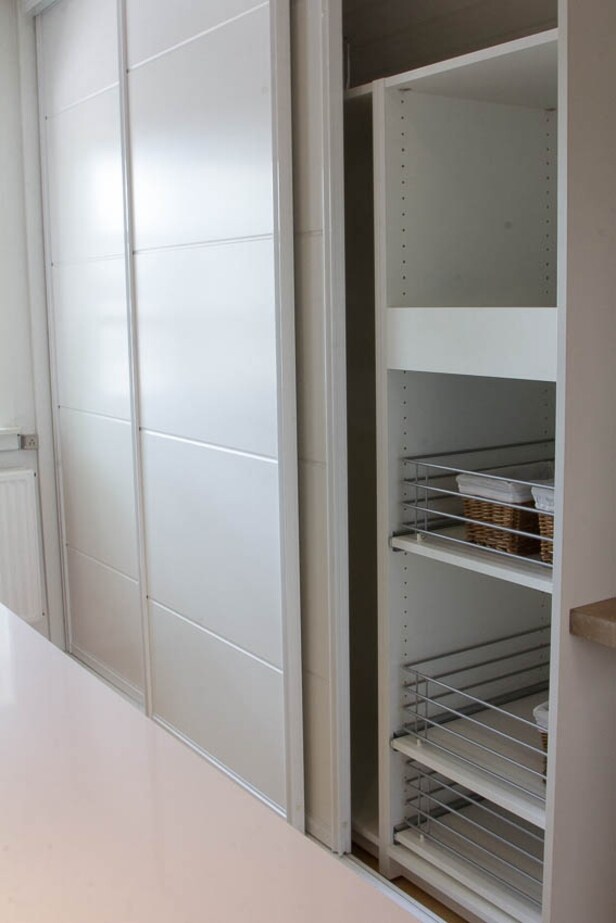 Skydedørsgarderobe med 3 hvide fyldningsdøre med hvide skinner Denne vare er sat til omsalg under nyt varenummer 3481557
