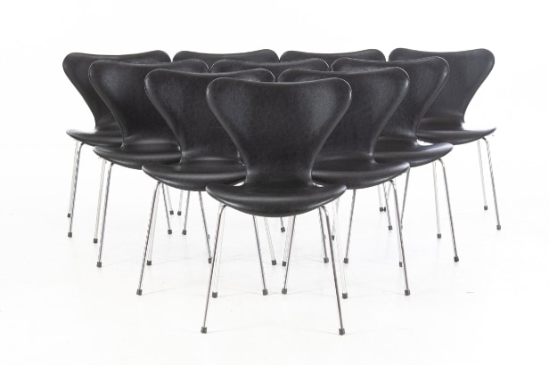 Arne Jacobsen. Sæt på 10 stole 'Syveren', model 3107, sort kunstlæder (10)