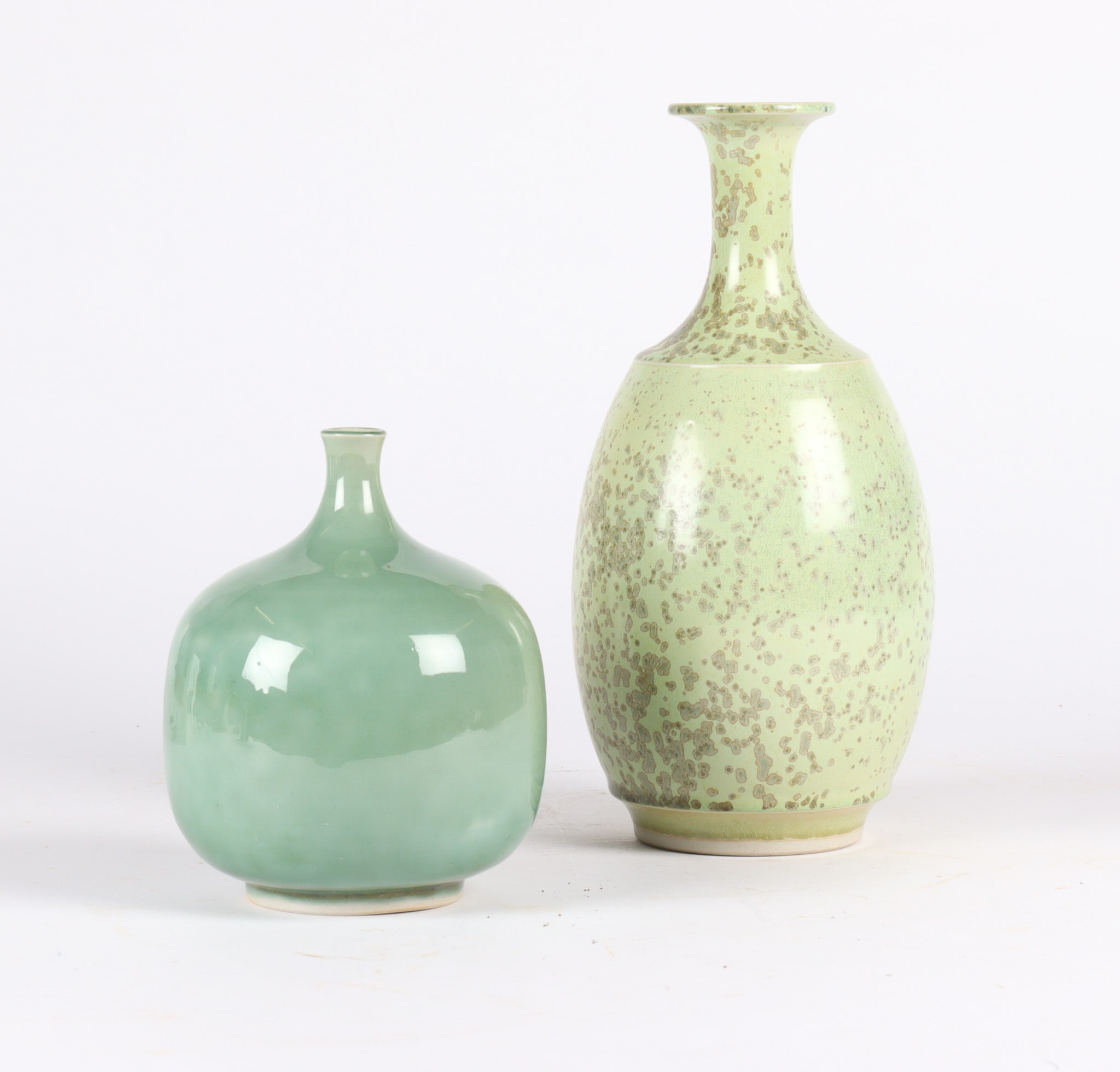 ◆ SVEN HOFVERBERG flower vase Sweden ◆ Sven Hofverberg. Two vases of green-glazed stoneware (2) | Lauritz.com