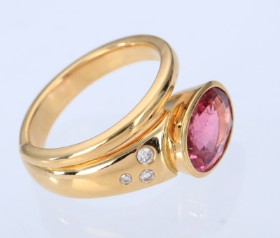 Pink safir- og brillantring af 18 kt. guld, i alt ca. 2.96 ct.