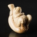 Netsuke i form som en frø på en kalabas, udskåret arbejde i mammutelfenben, signeret