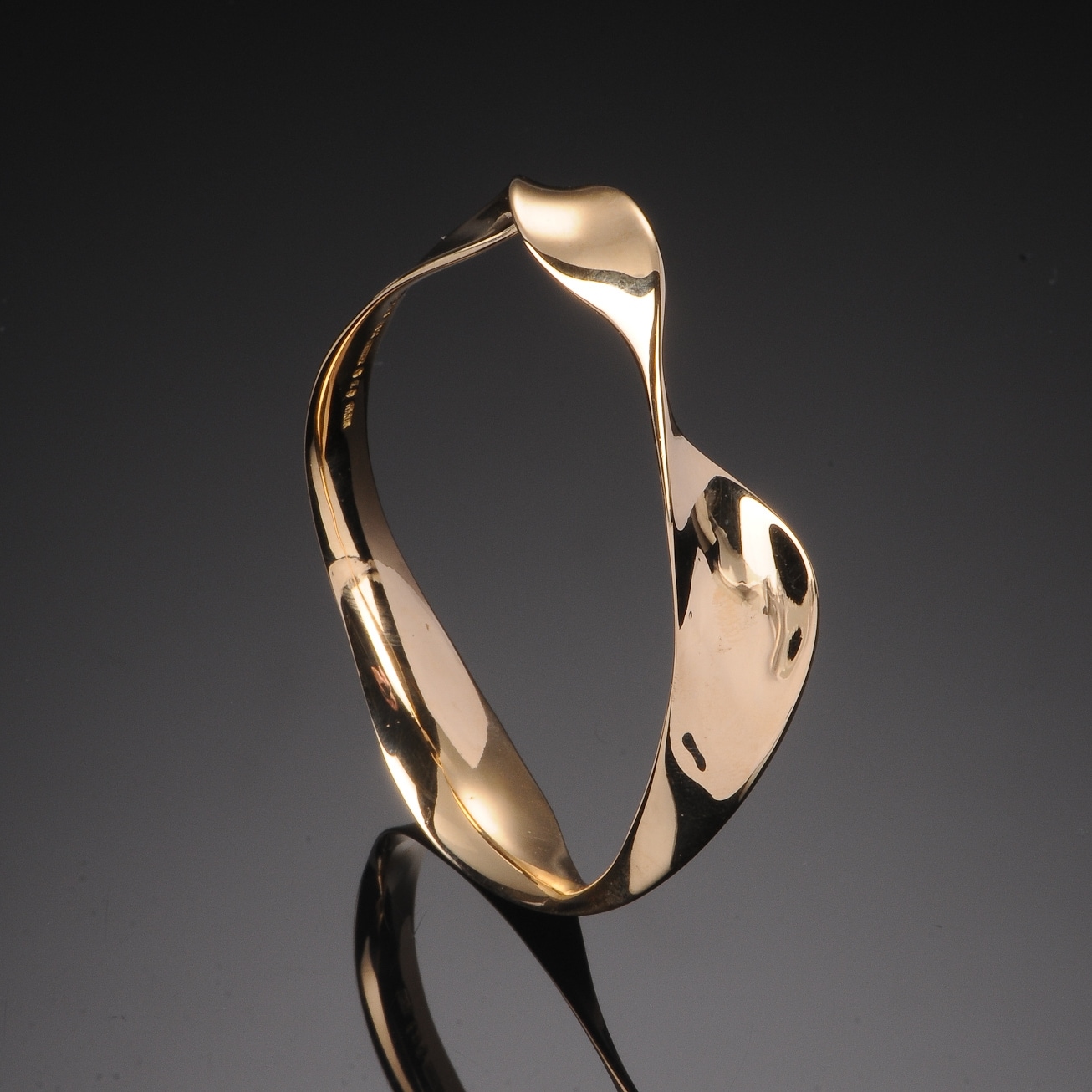 Torun Bülow-Hübe for Georg Jensen. Möbius armring af guld | Lauritz.com