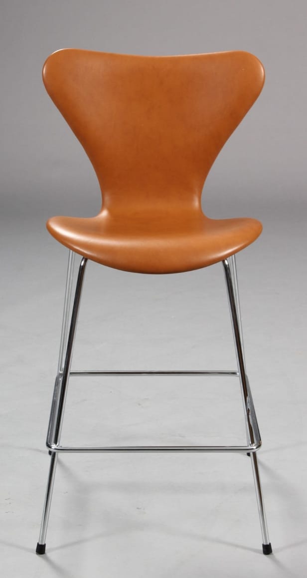 Arne Jacobsen. 7'er barstol, model 3187, nybetrukket