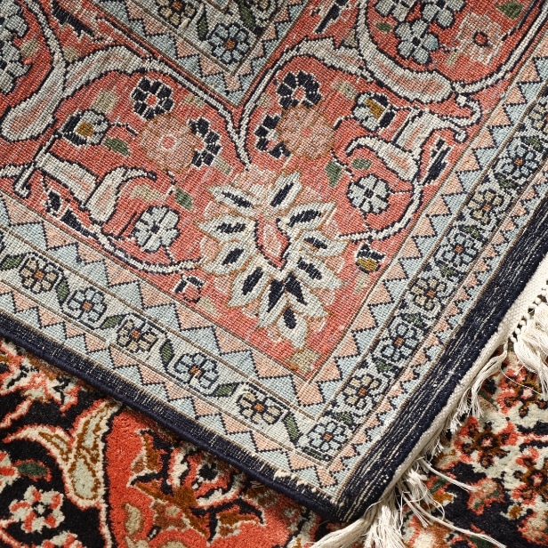Kashmir tæppe. Kunstsilke og bomuld. 190 x 118 cm.